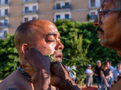 ...per poi dedicarsi a un altro particolare e doloroso rituale. Alcuni fedeli infatti chiedono di farsi passare attraverso la guancia un sottile e lungo spillo decorato con foglie di neem, una pianta sacra